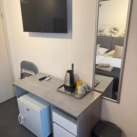 蓝树客房酒店 *