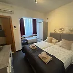 Blue Tree Apartment Split
